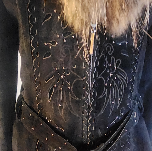 Gorgeous suede jacket with real fox fure. New wore just ones. Great condition. - Picture 5 of 8
